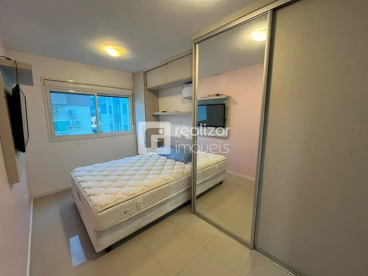 Balcony with a grill in a 2-bedroom apartment, 73 m² — photo 5