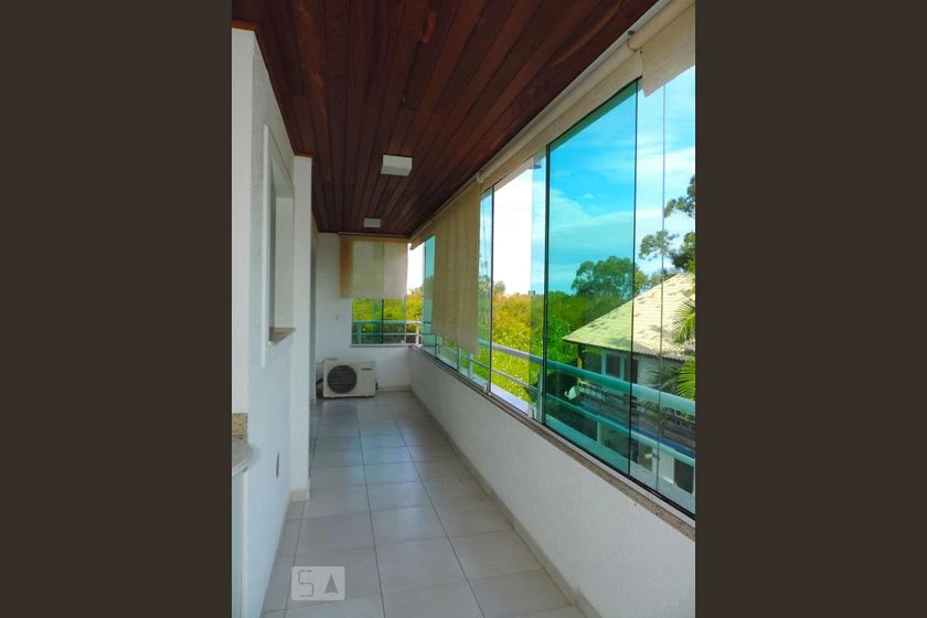 Apartamento con balcón acristalado y cocina abierta — photo 7
