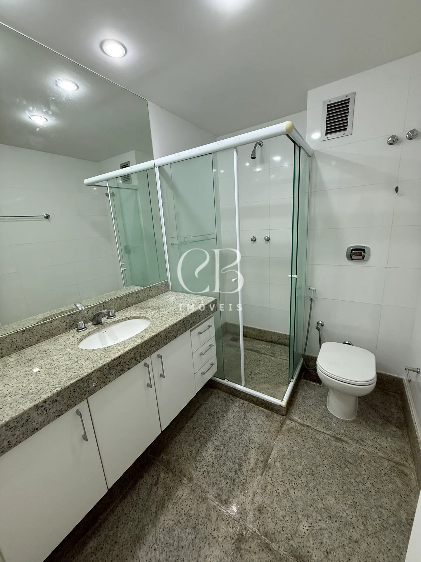 Apartment with 4 bedrooms and a balcony in great condition — photo 25