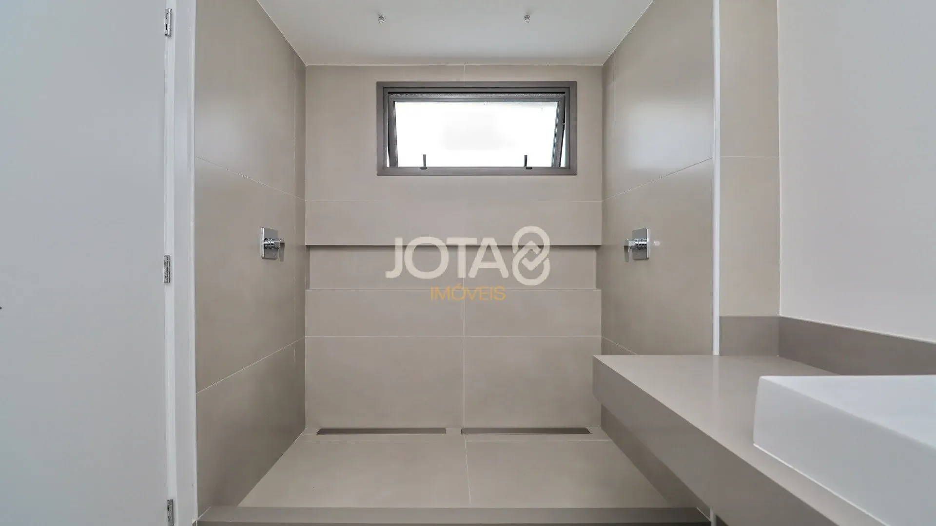 Квартира з 3 спальнями-сюїтами 193 м² і 4 паркомісця — photo 37