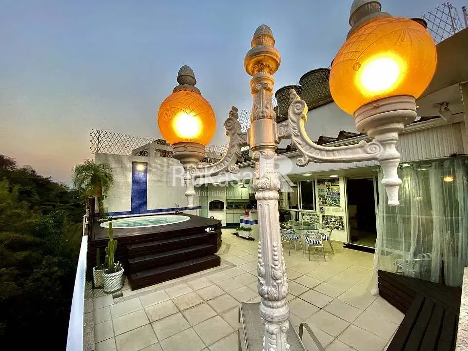 4-bedroom apartment in a building with a pool — photo 34