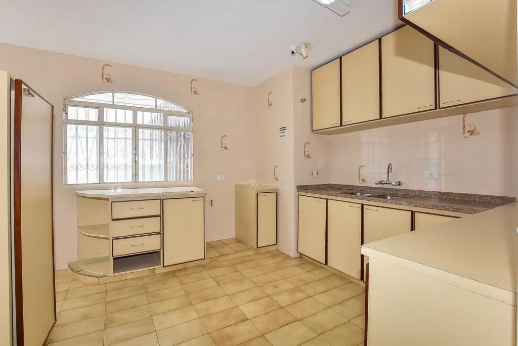 House of 223 m² with 3 bedrooms and 4-car covered parking
