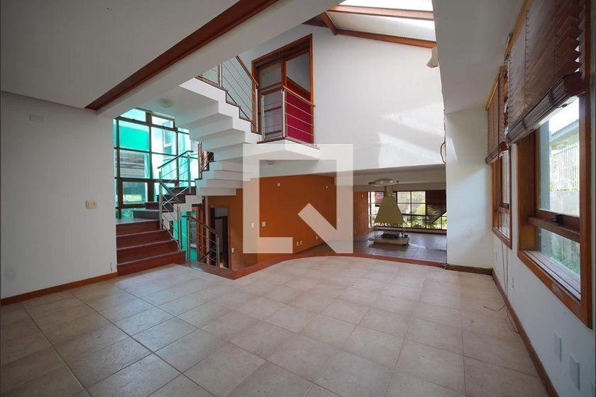 Панорамные окна и 7 спален: дом 700 м²