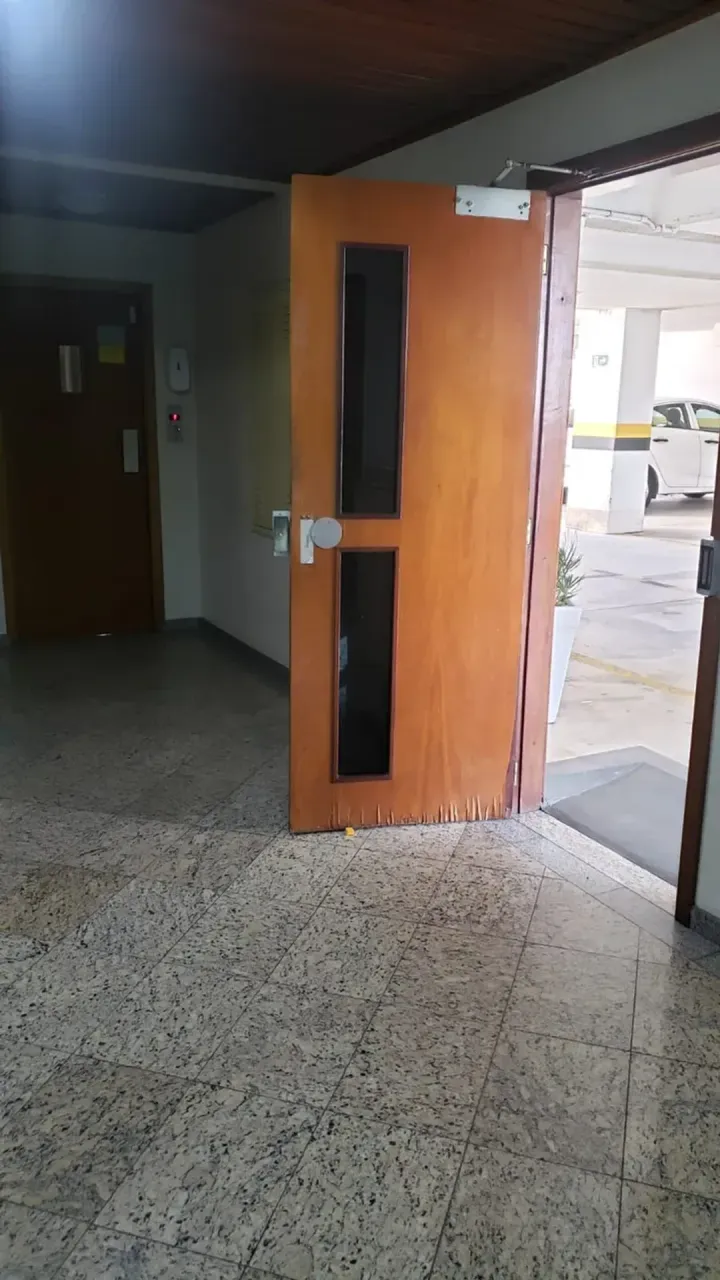 Apartamento com 2 quartos e box de vidro no banheiro — photo 16