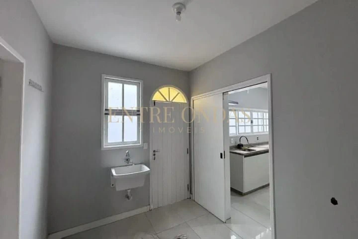 4-bedroom house with open-plan gas kitchen — photo 11