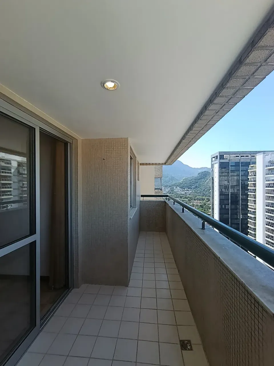 Unfurnished 2-bedroom apartment with a balcony — photo 7