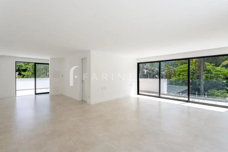 House with 5 bedrooms and open-plan kitchen — photo 47
