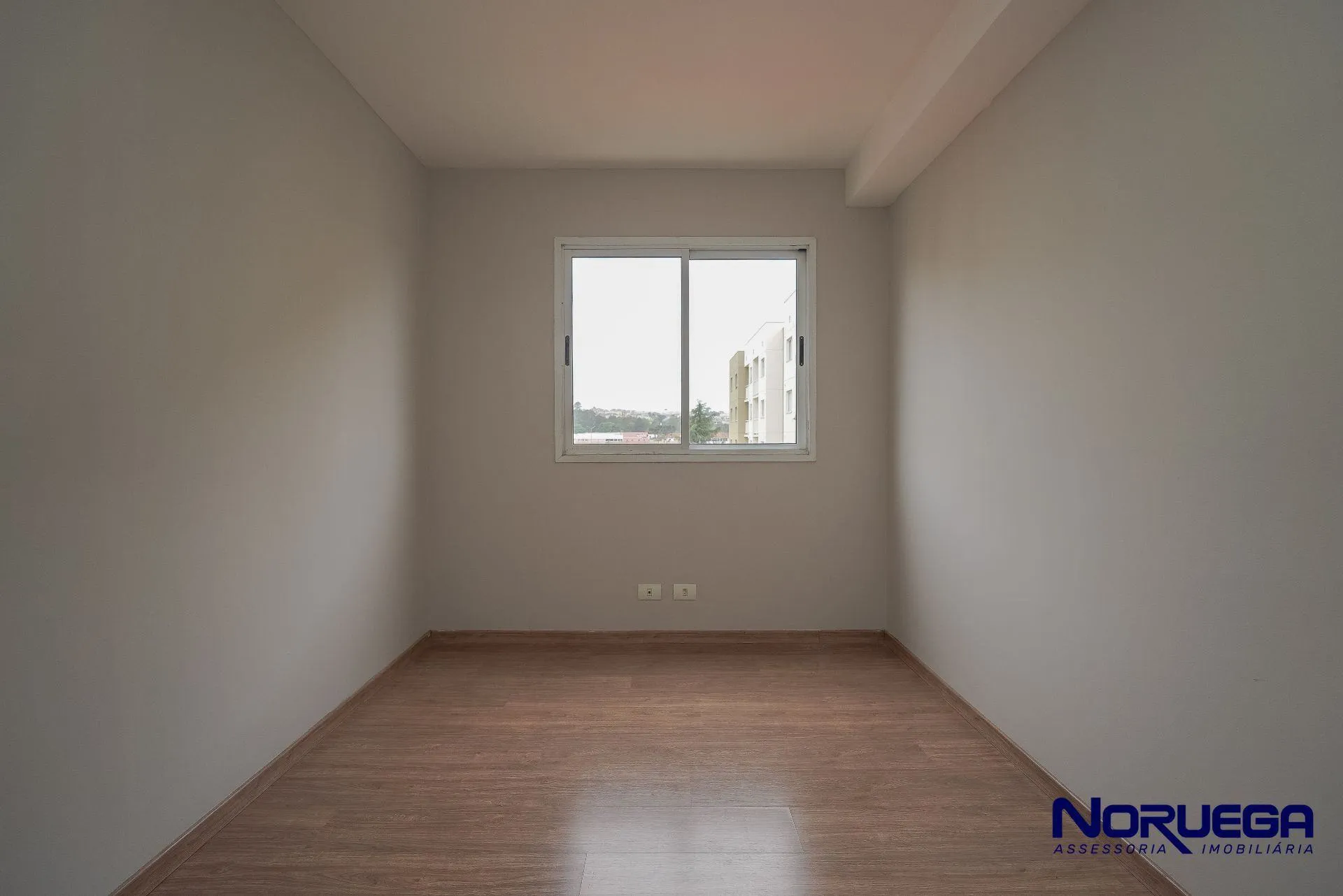Wood or laminate floors in a 2-bedroom apartment, 88 m² — photo 22