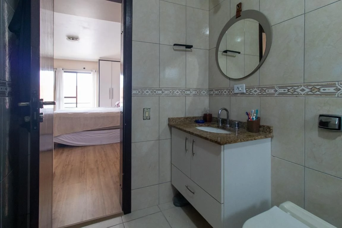 3-bedroom house with a bathtub in Curitiba — photo 33
