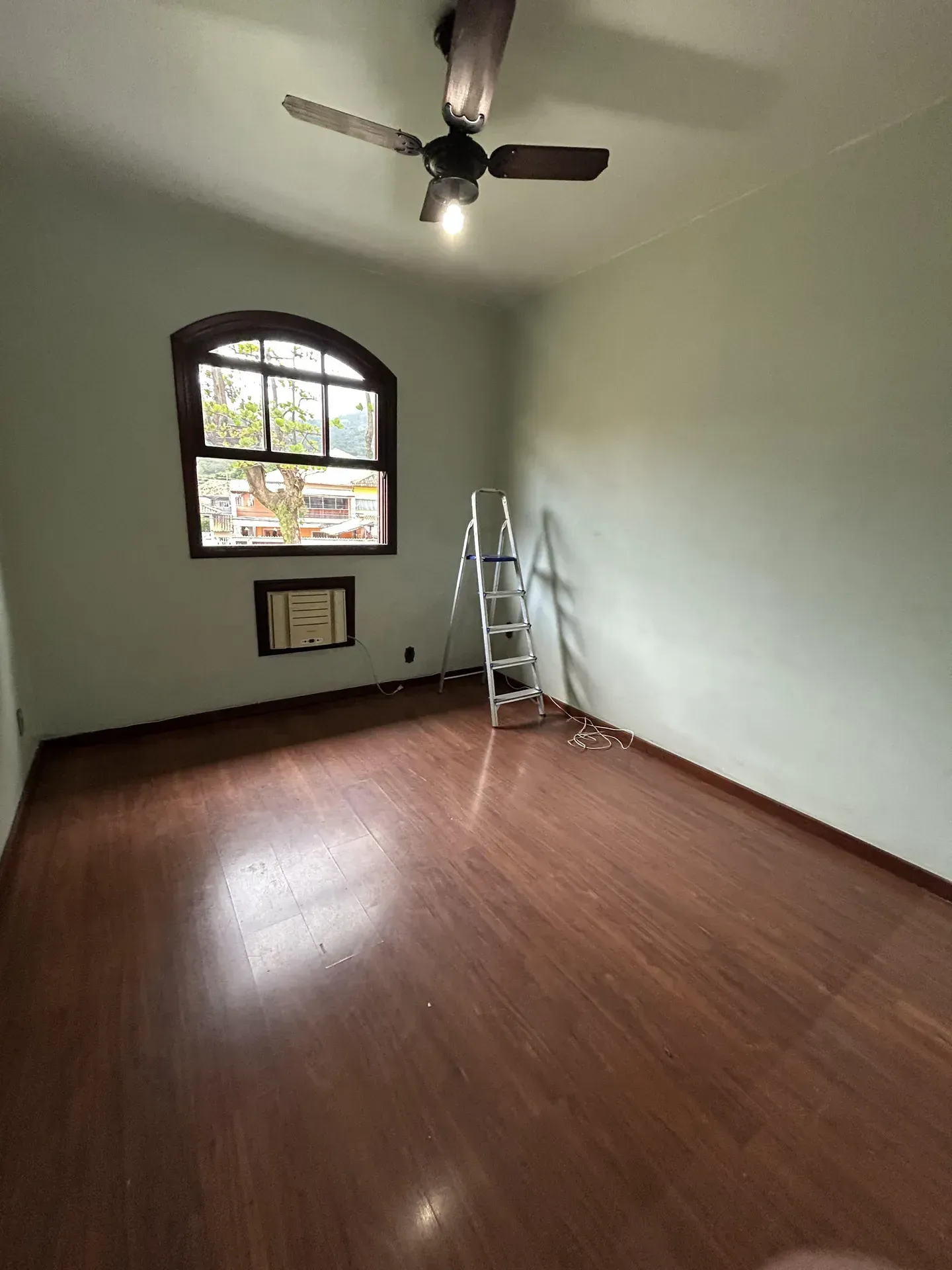 Casa com 4 quartos e 4 banheiros com box de vidro — photo 24