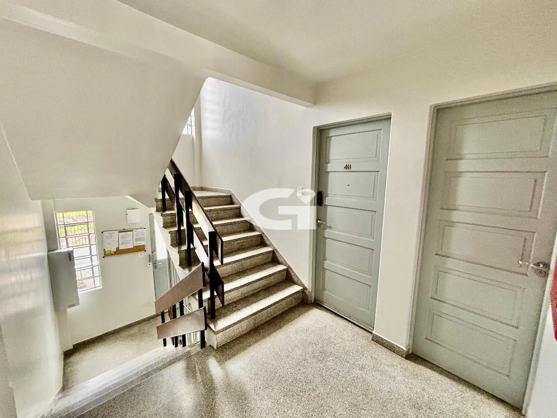 2-bedroom apartment with wood or laminate floors — photo 3