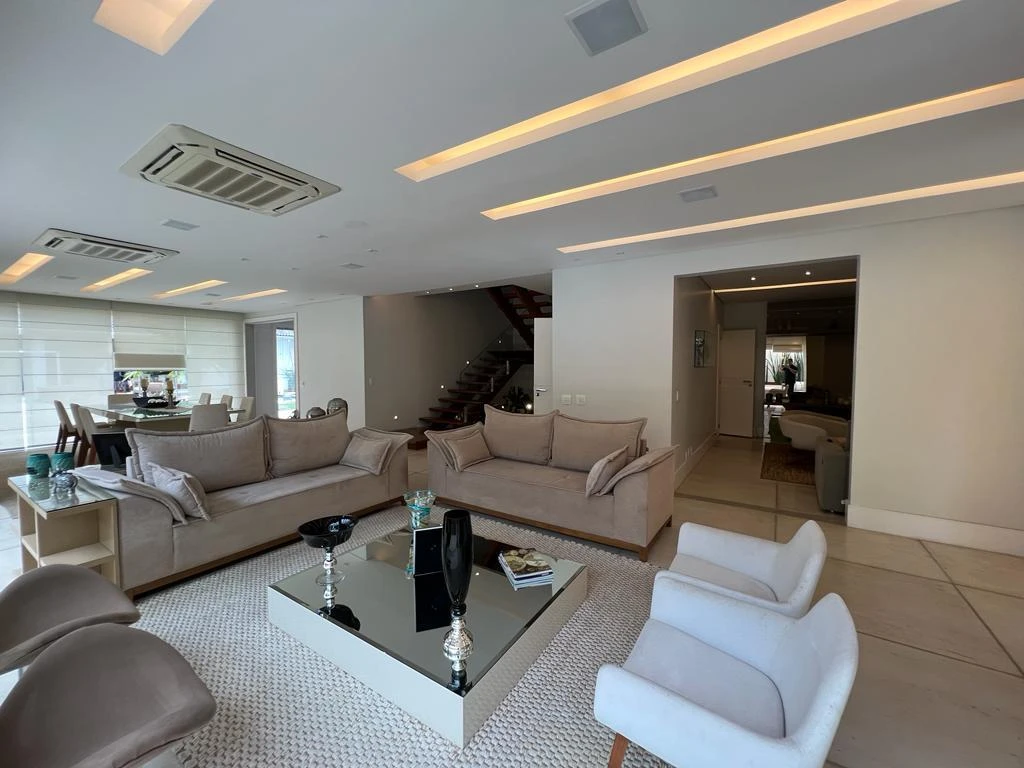 Furnished 700 m² house with 4 en-suites and 4 parking