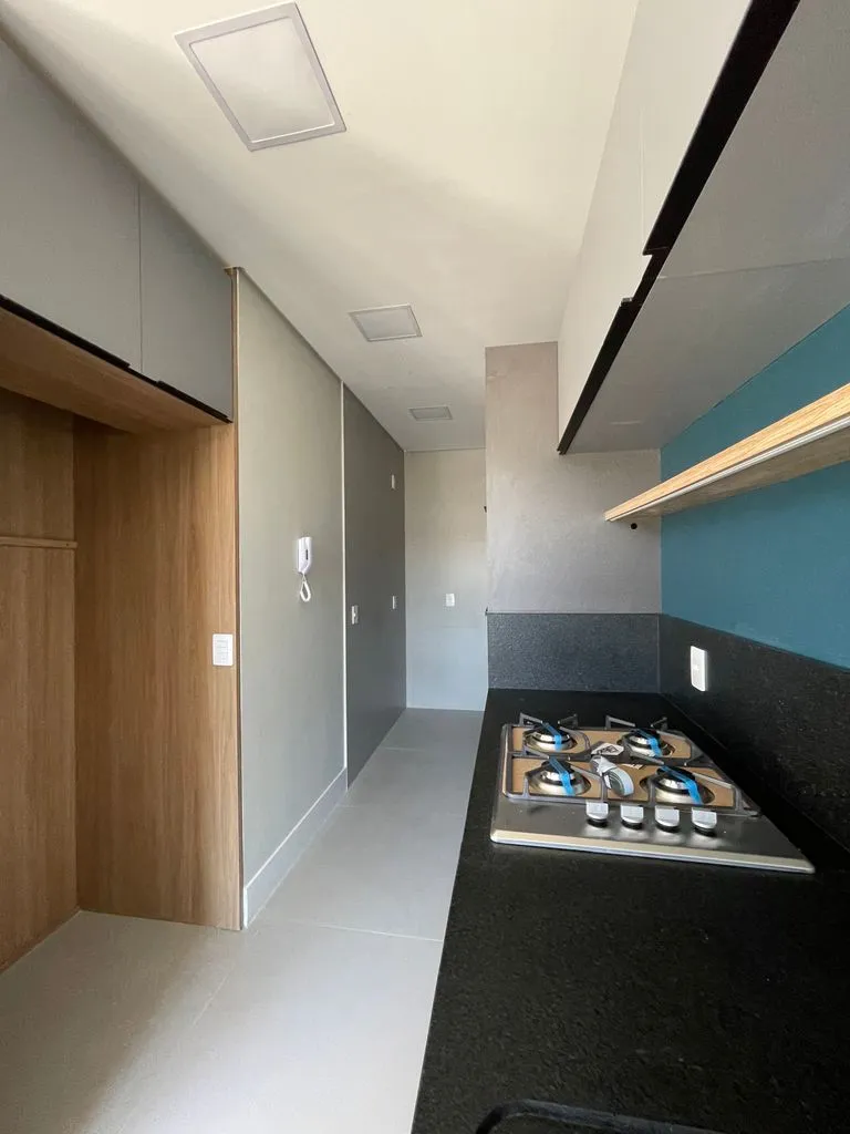 Balcony with a grill in a 3-bedroom apartment, 131 m² — photo 7