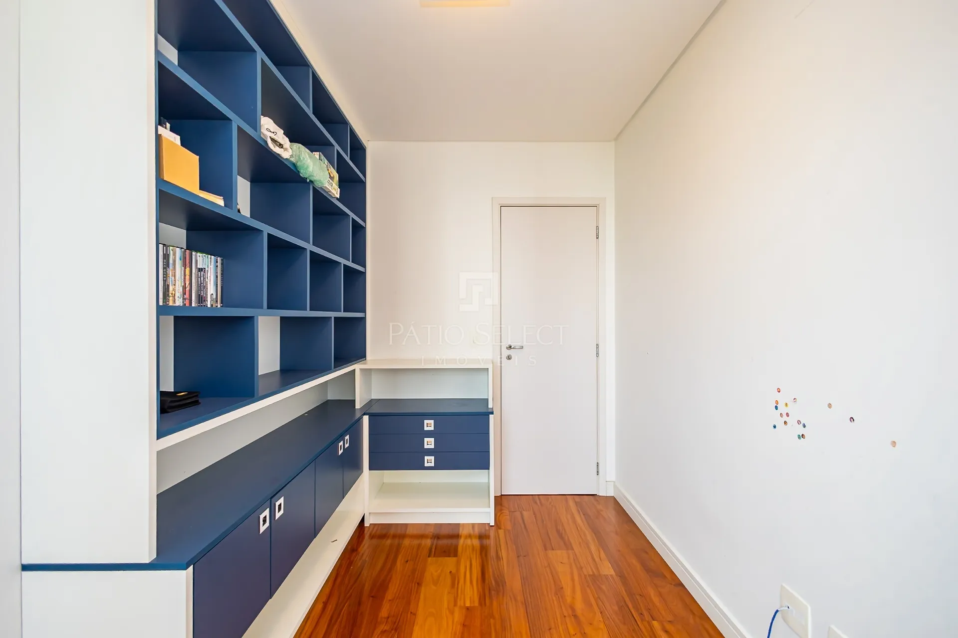 4-bedroom apartment with a fireplace — photo 96