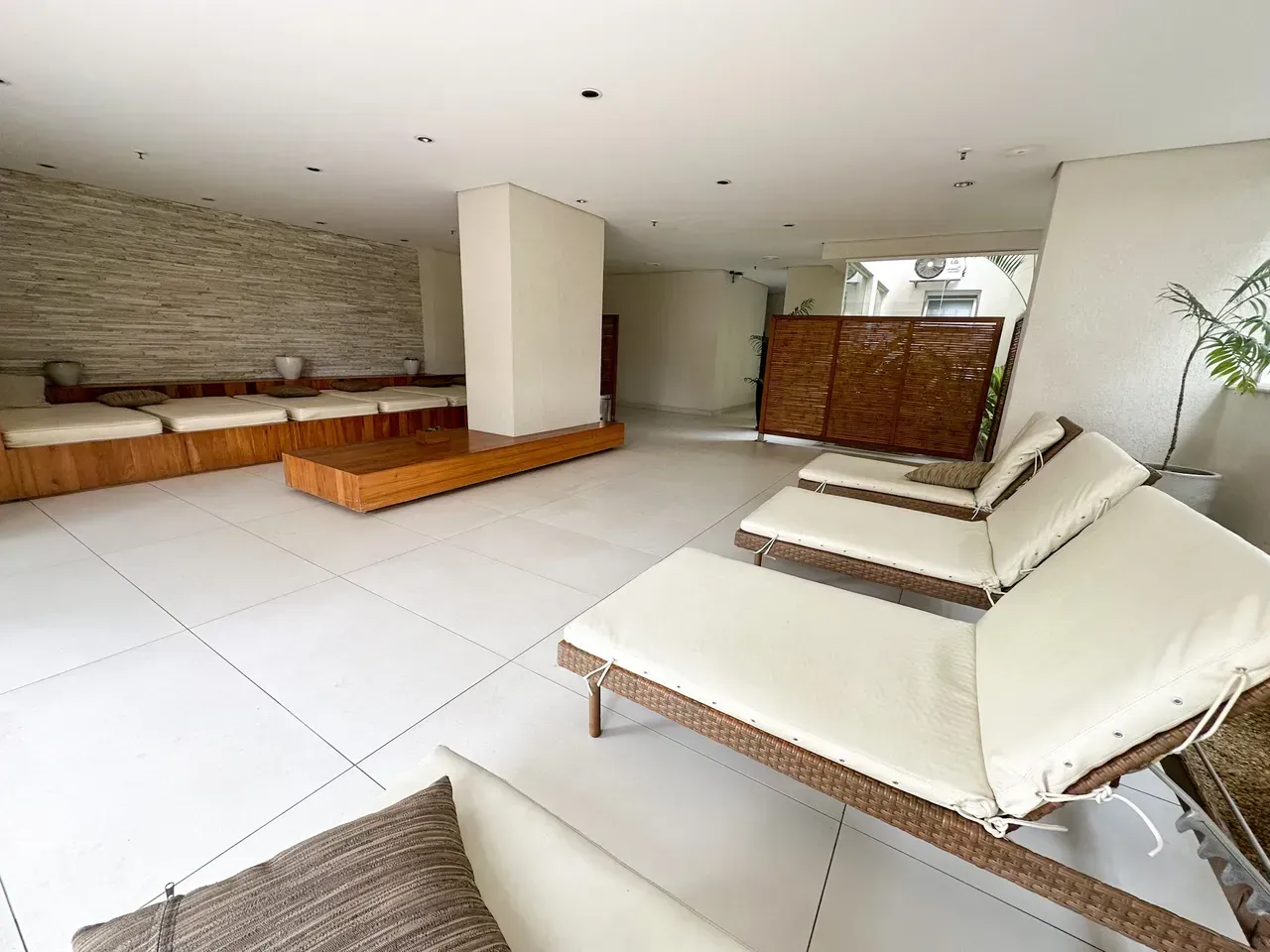 Unfurnished 3-bedroom apartment with 3 bathrooms — photo 23