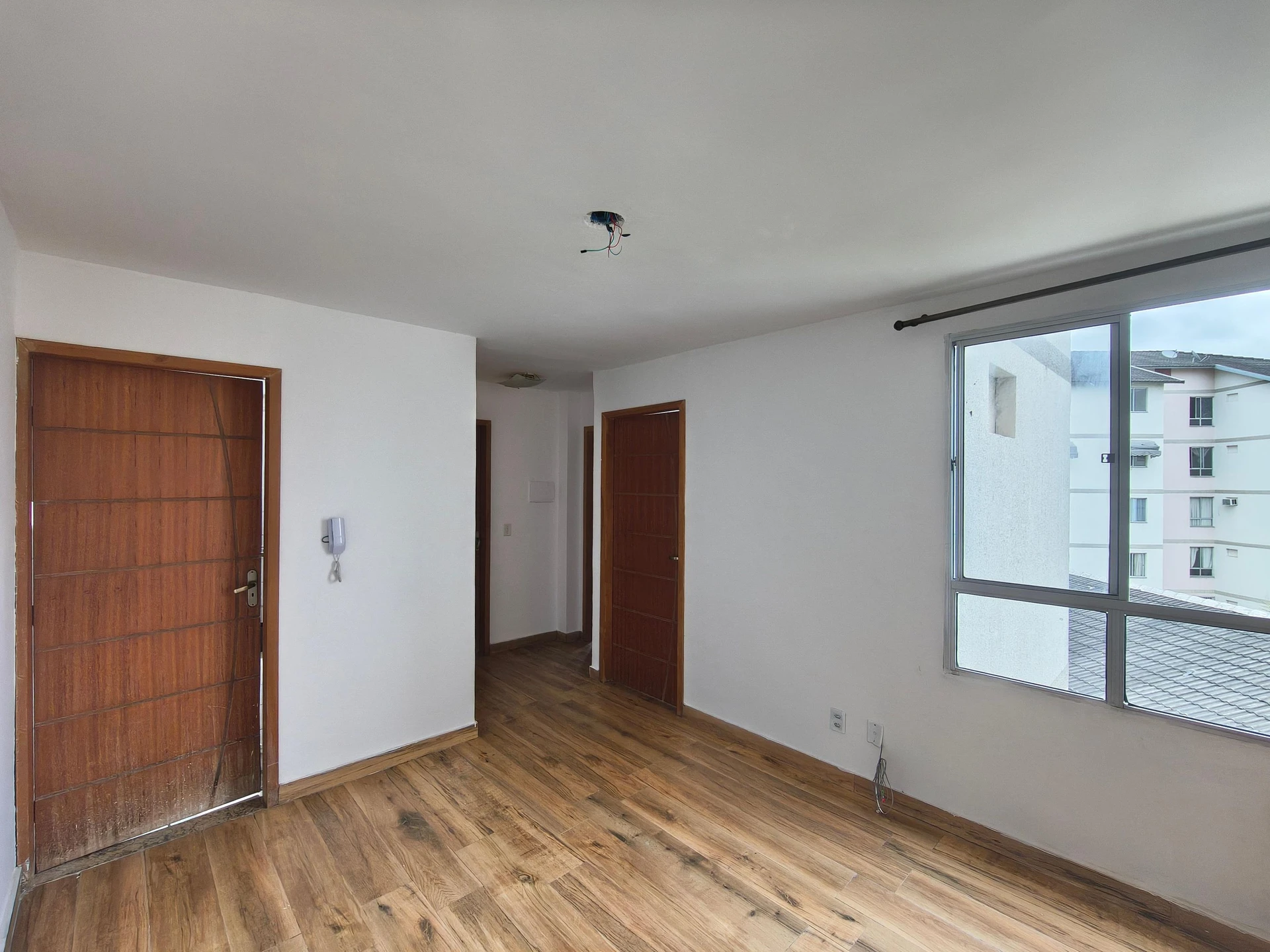 Unfurnished apartment with 2 bedrooms and wood floors