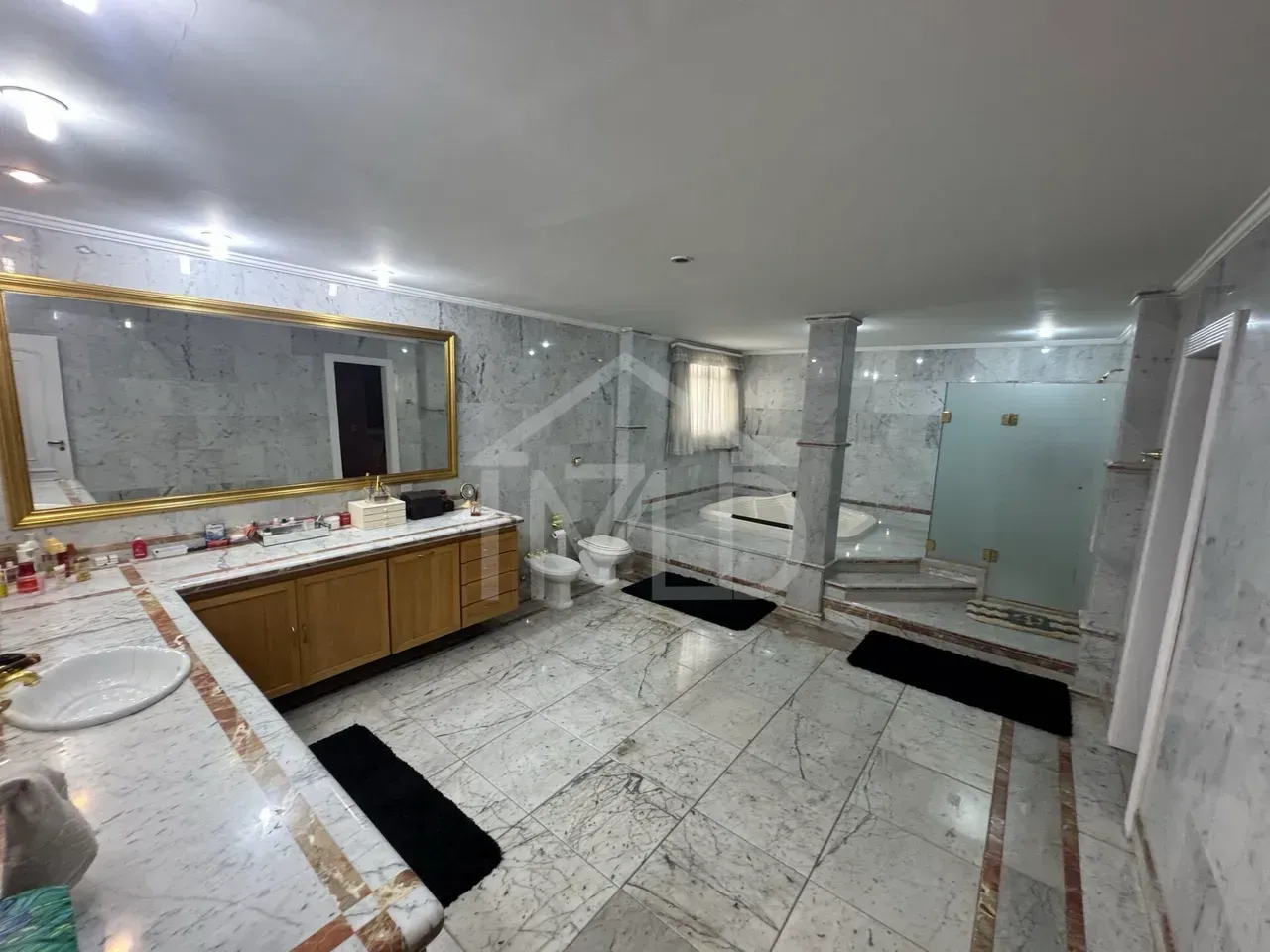 House with 5 bedrooms and 5 baths with tile floors — photo 18