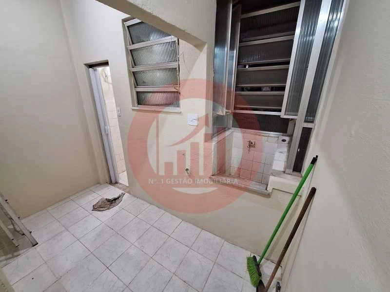 Apartment with wood floors and 2 bedrooms — photo 27
