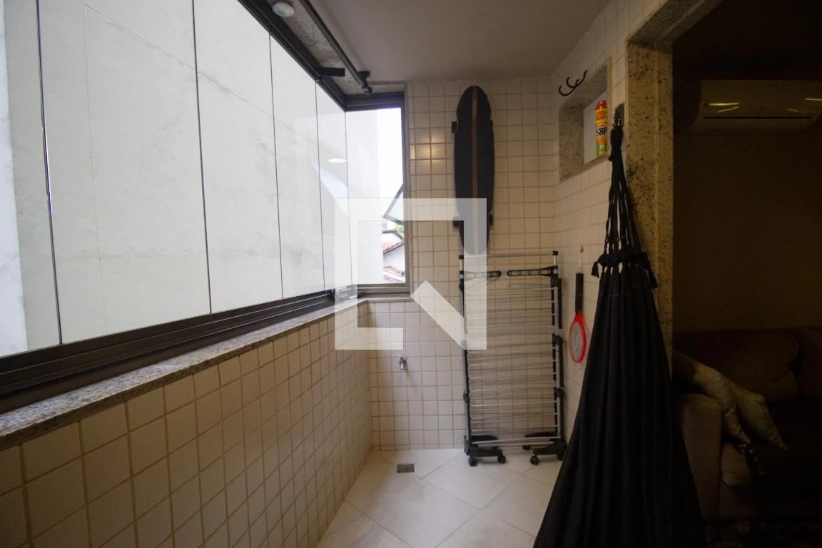 Furnished apartment with 2 en-suite bedrooms and desk — photo 25