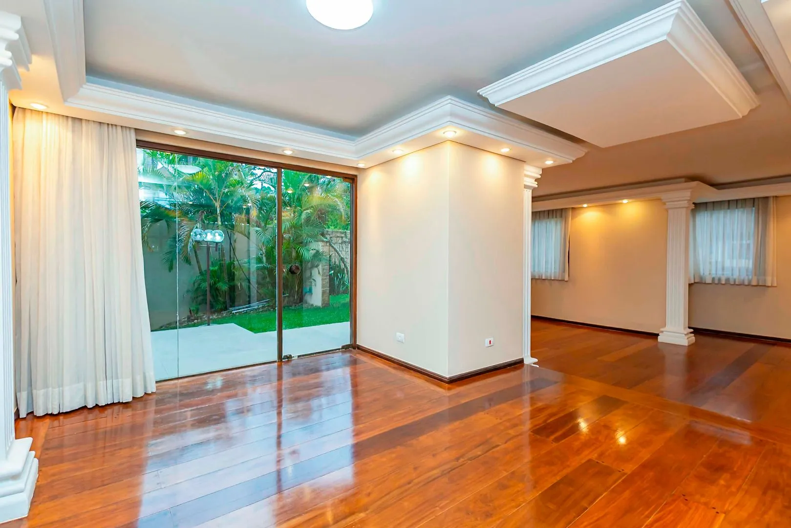 Rental house with 4 bedrooms and 5 bathrooms across 550 m² — photo 15