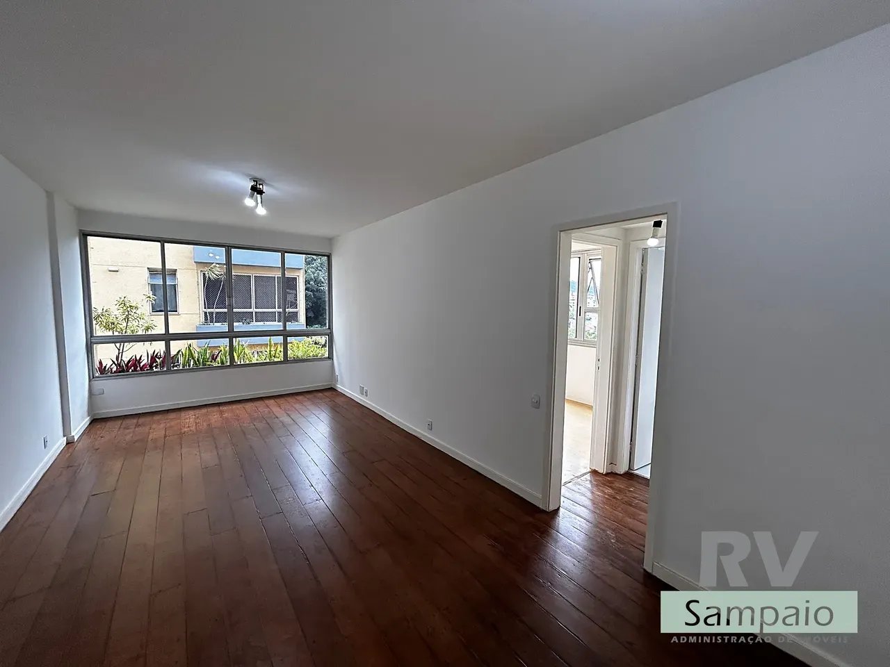 One-bedroom apartment with a mountain view in Rio de Janeiro — photo 11