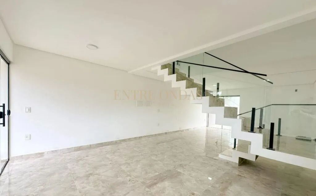 3-bedroom house with a mountain view in Florianópolis — photo 25