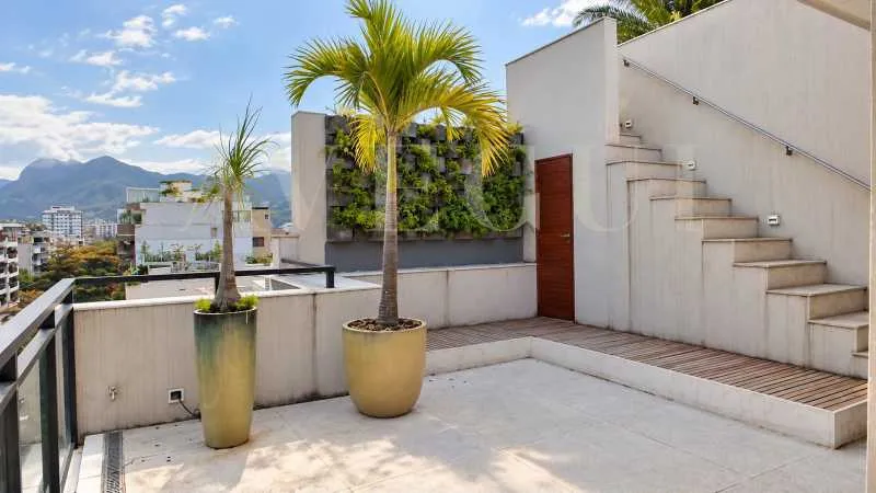 3-bedroom apartment in a building with a pool — photo 22