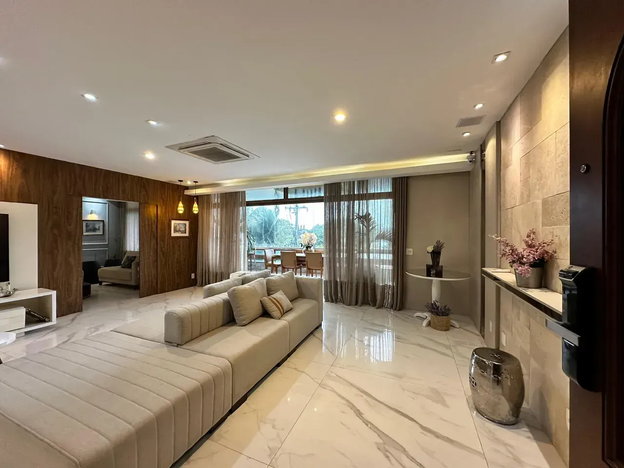 Furnished 250 m² apartment with 4 bedrooms and 5 bathrooms — photo 45