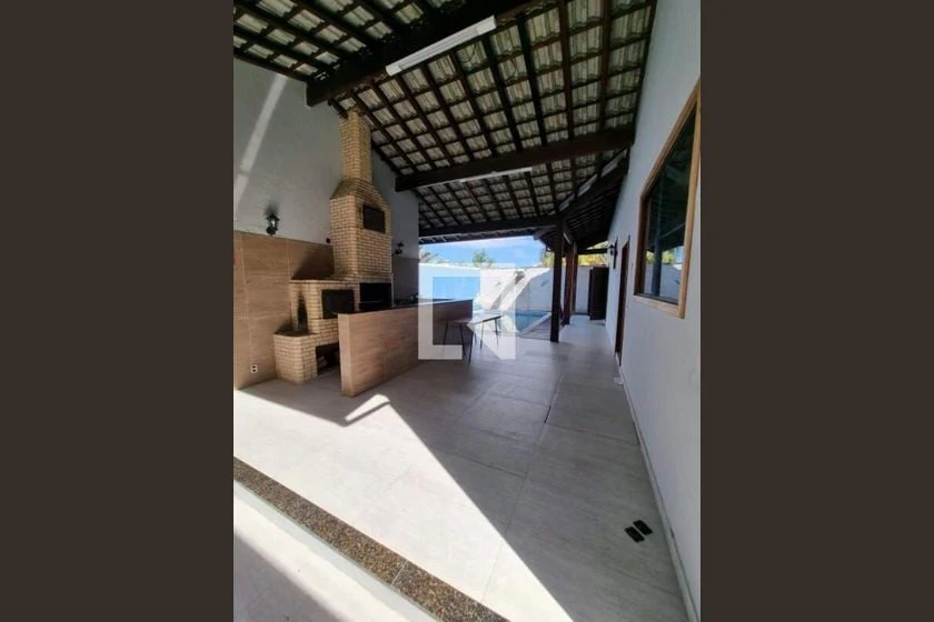 Balcony with a grill in a 3-bedroom house, 760 m² — photo 12