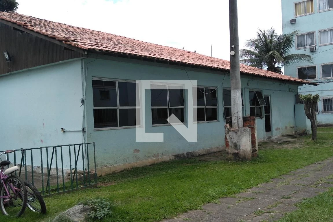 2-bedroom apartment in a building with a pool — photo 26