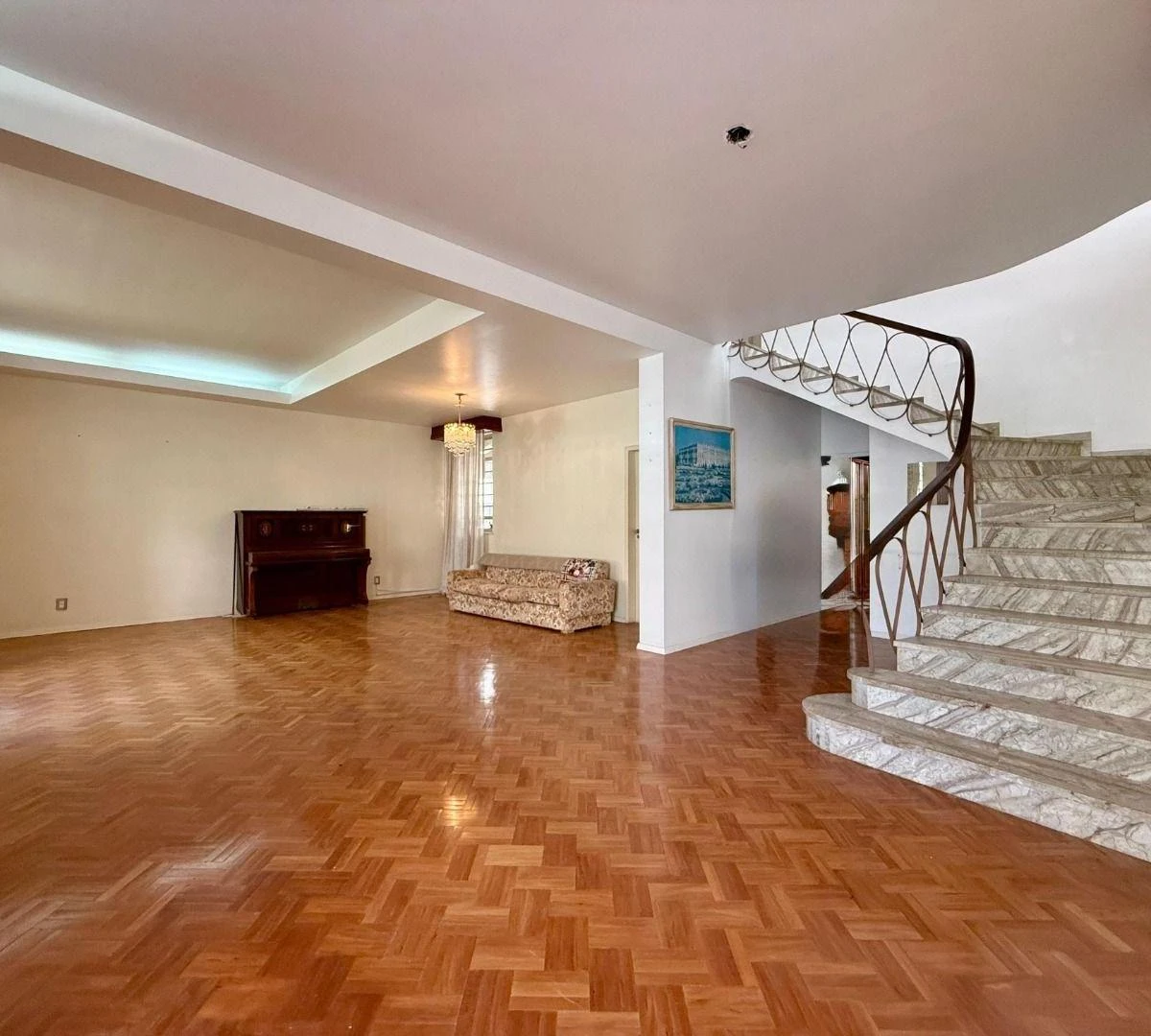 House, 286 m², with wood or laminate floors — photo 2