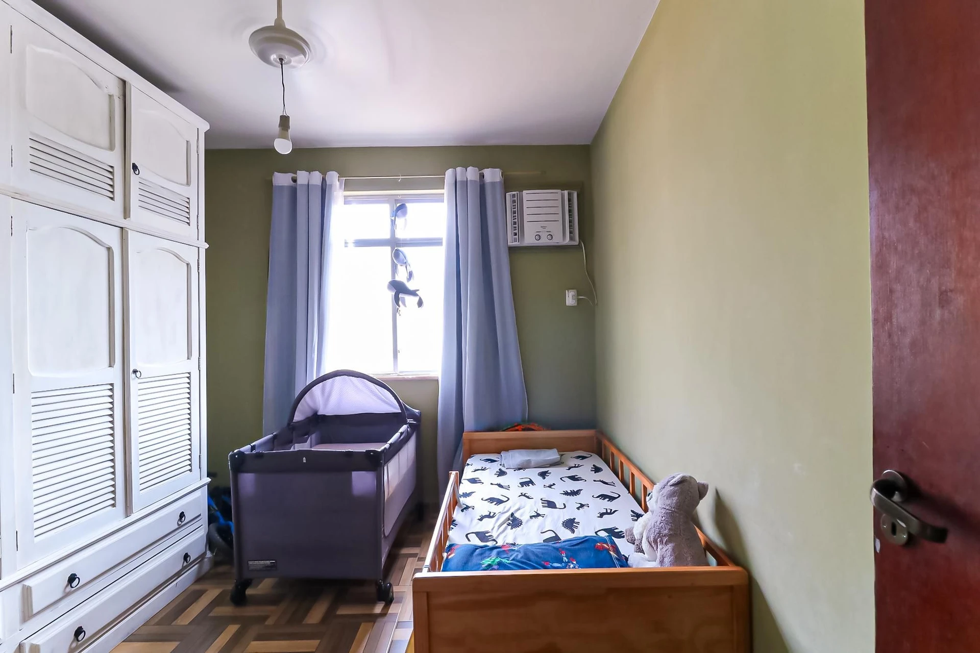 Furnished 2-bedroom apartment with open-plan kitchen — photo 11