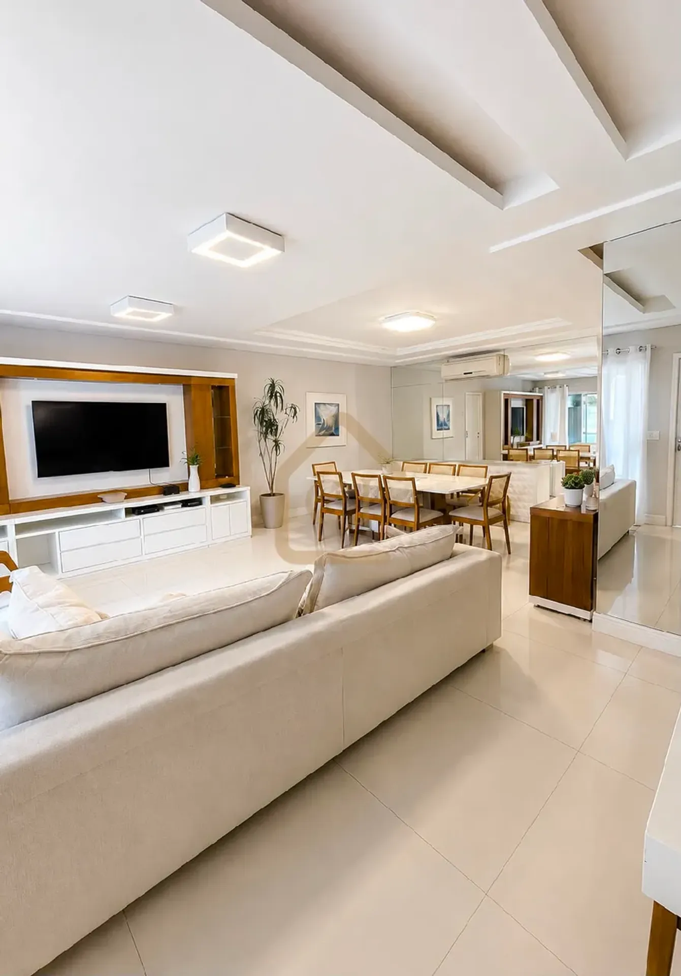 5-bedroom house with a private pool — photo 3