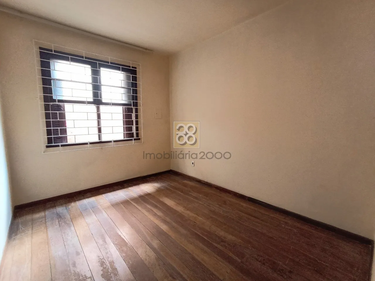 Wood or laminate floors in a 2-bedroom apartment, 71 m² — photo 3