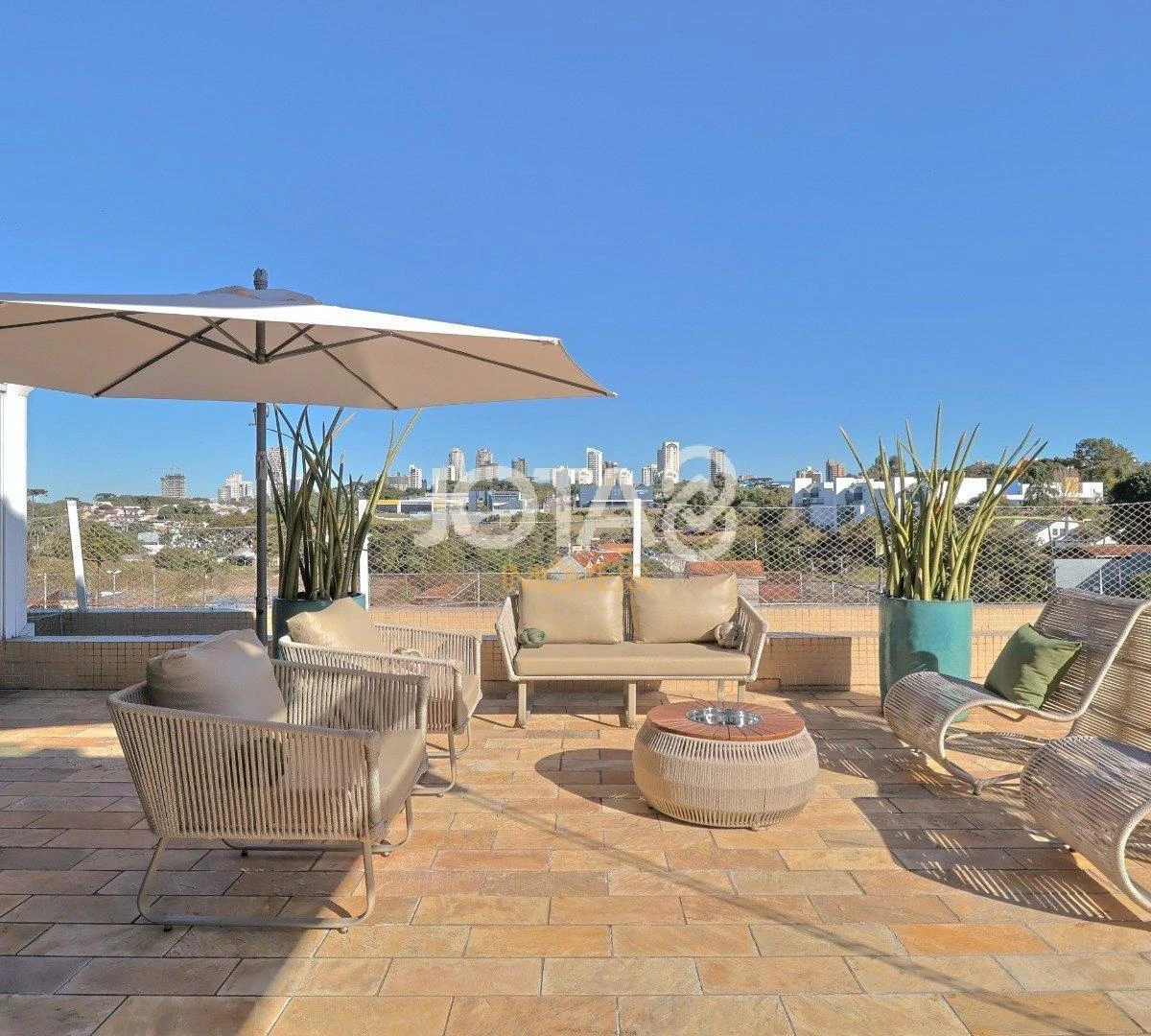 House with 5 suites, 8 baths and 6 parking spaces — photo 30