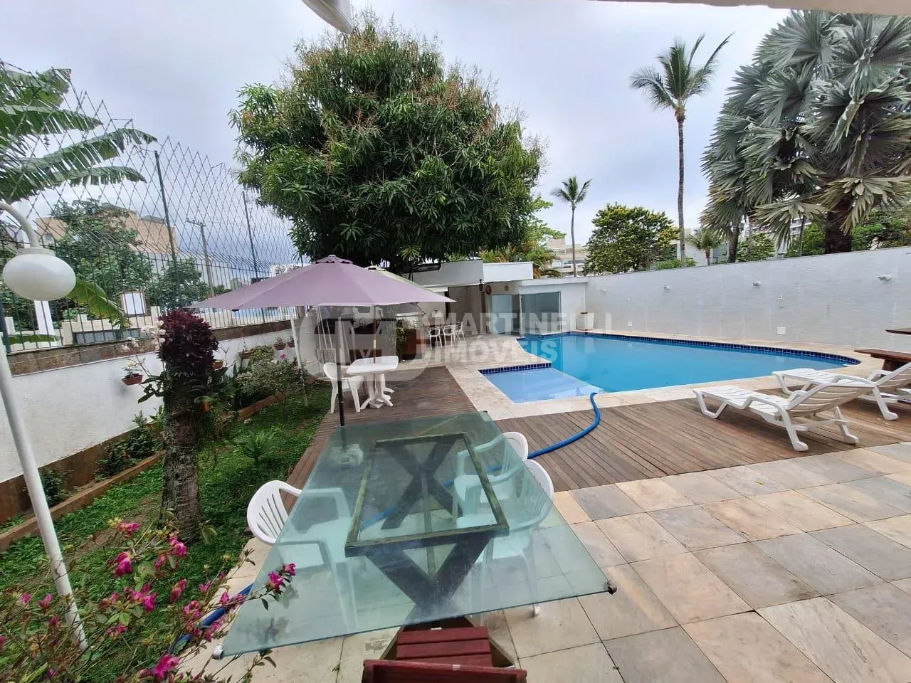 House with 5 bedrooms, all suites, plus shared pool — photo 2