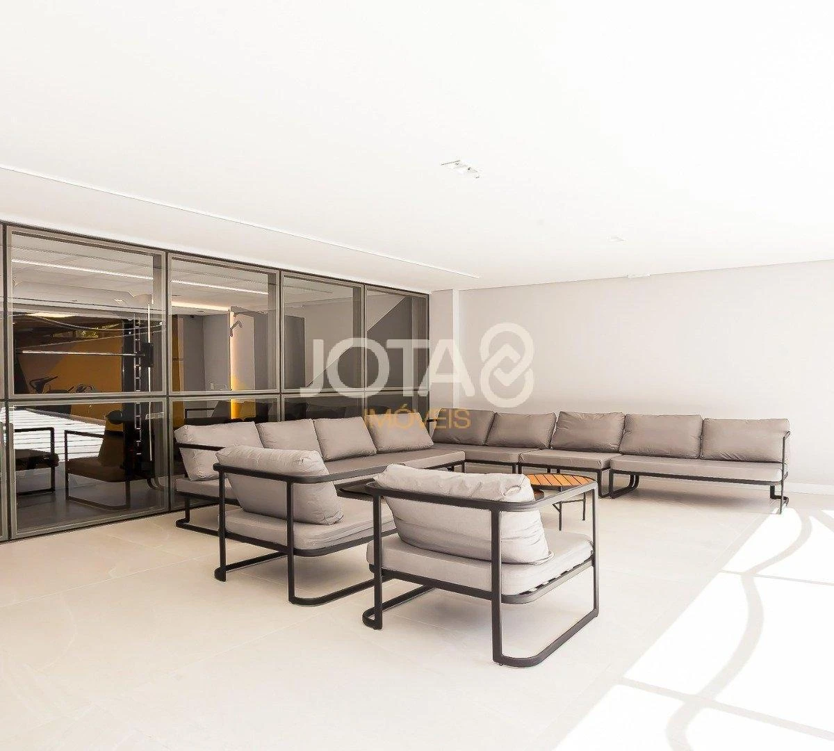 Balcony with a grill in a 3-bedroom apartment, 143 m²