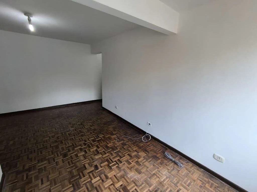 Estúdio sem mobília de 25 m² com piso de madeira — photo 2