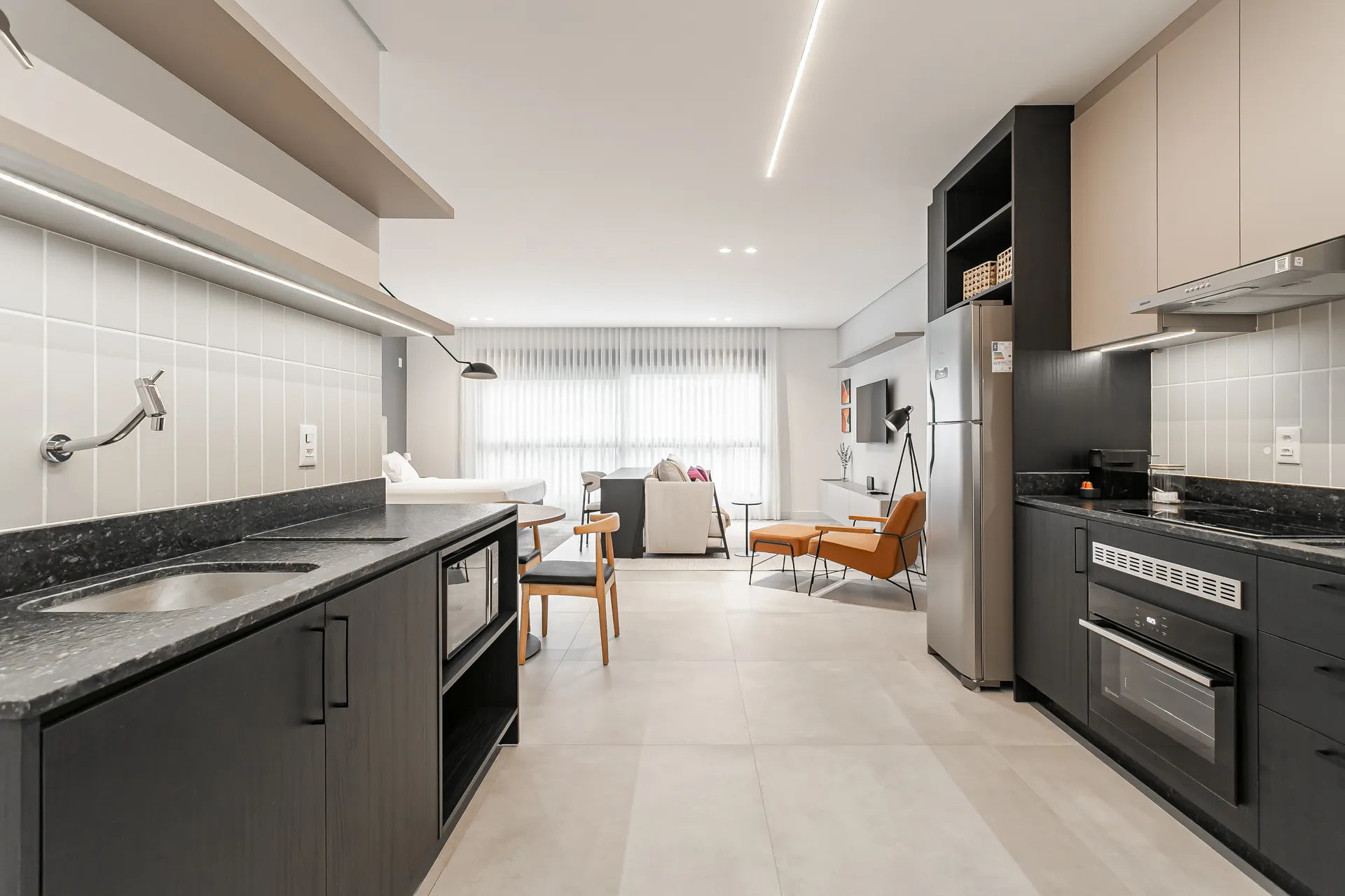 59 m² furnished studio with an integrated open-plan kitchen — photo 3