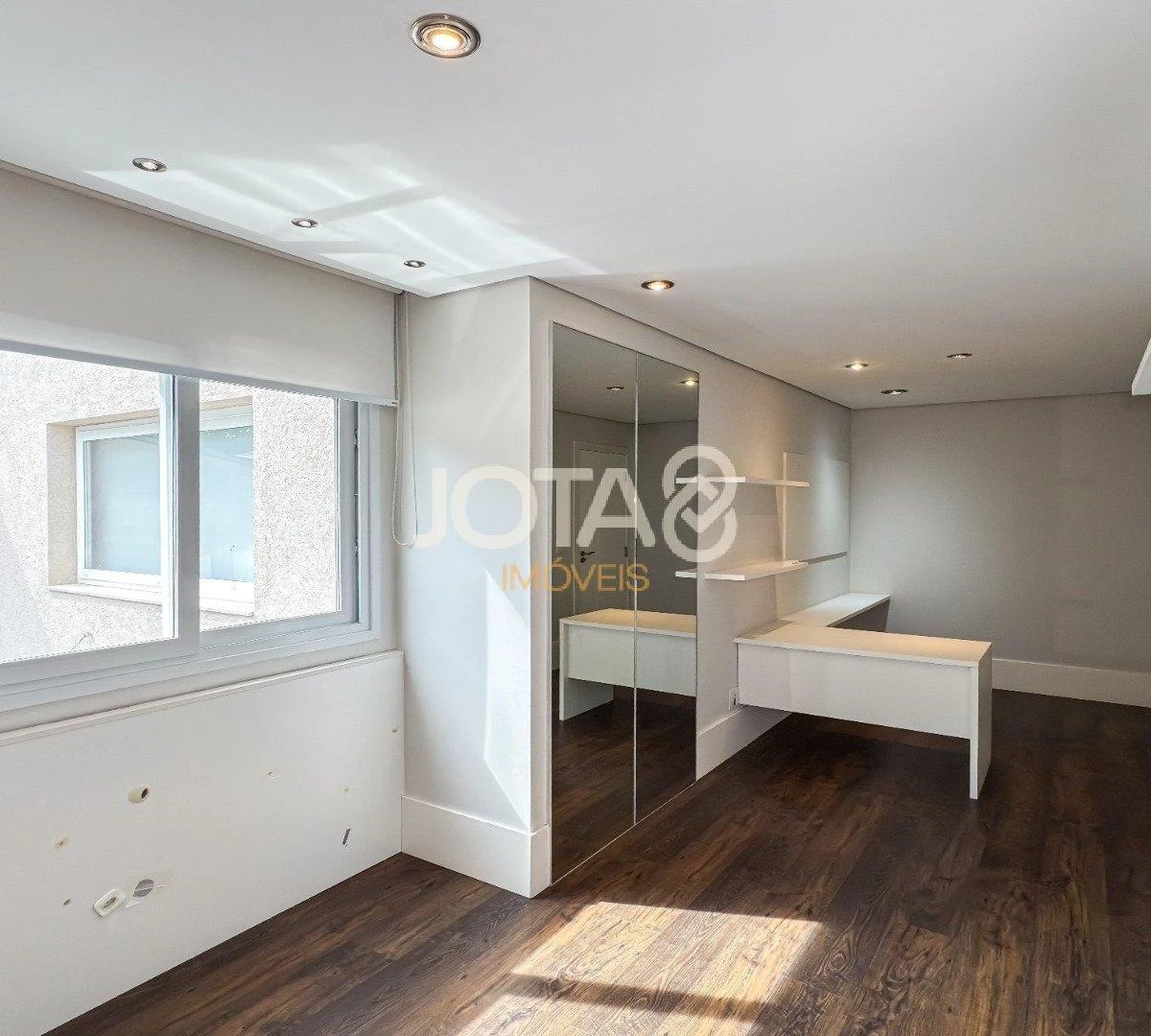 4-bedroom house with floor-to-ceiling windows — photo 30