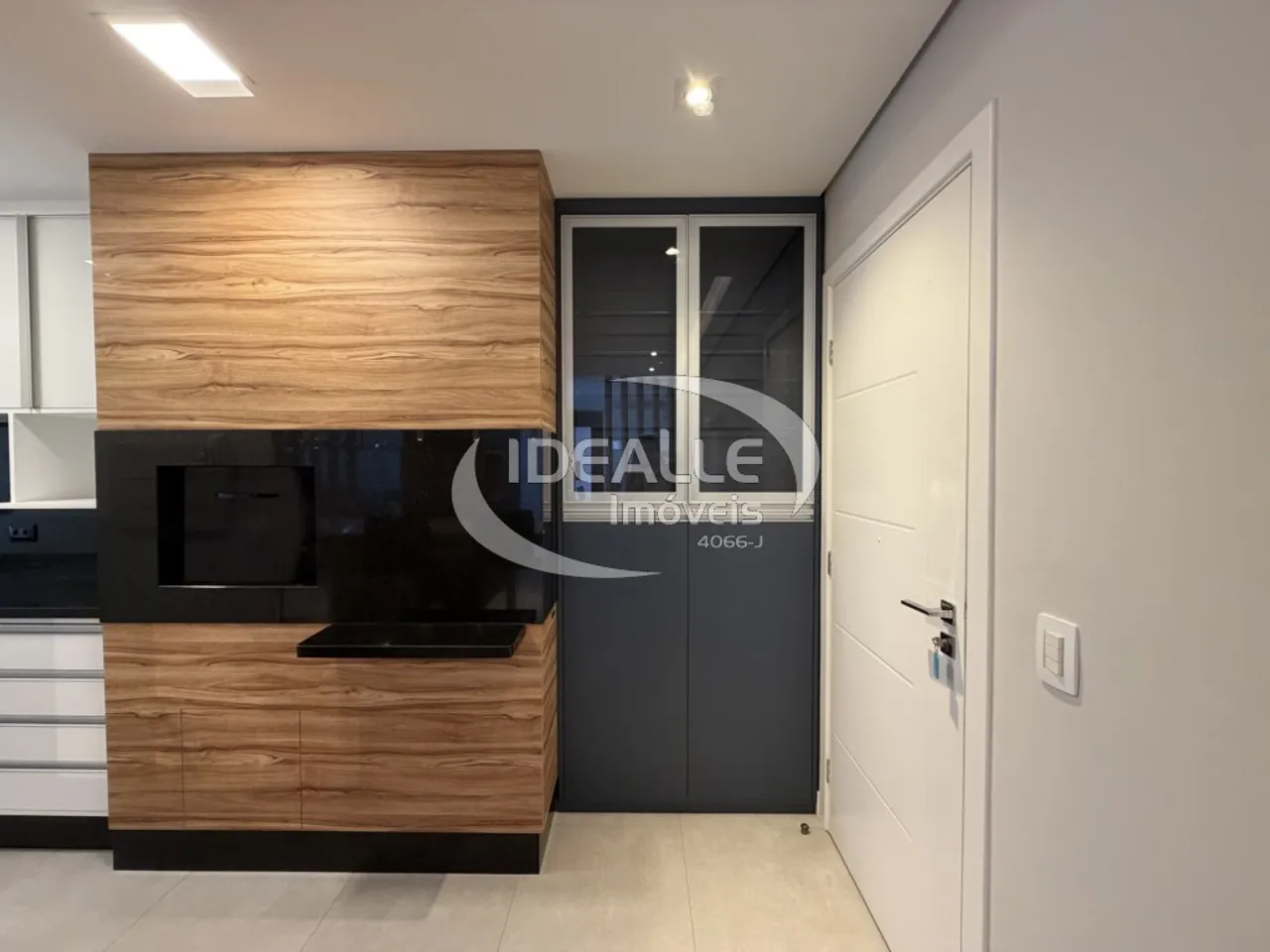 Apartment with 2 bedrooms and a glass-enclosed balcony — photo 10