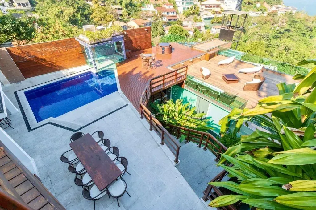 House with 5 bedrooms and open-plan kitchen plus balcony — photo 8