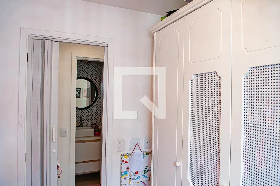 Walk-in closet in a 3-bedroom apartment, 130 m² — photo 4