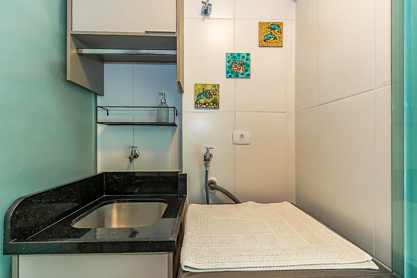 Balcony with a grill in a 3-bedroom apartment, 74 m² — photo 36