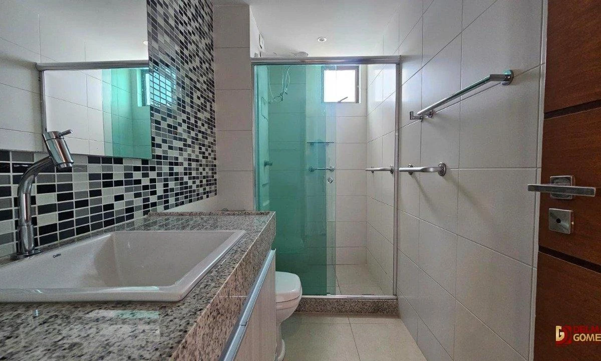 Apartamento de 212 m² com banheira e varanda envidraçada — photo 33