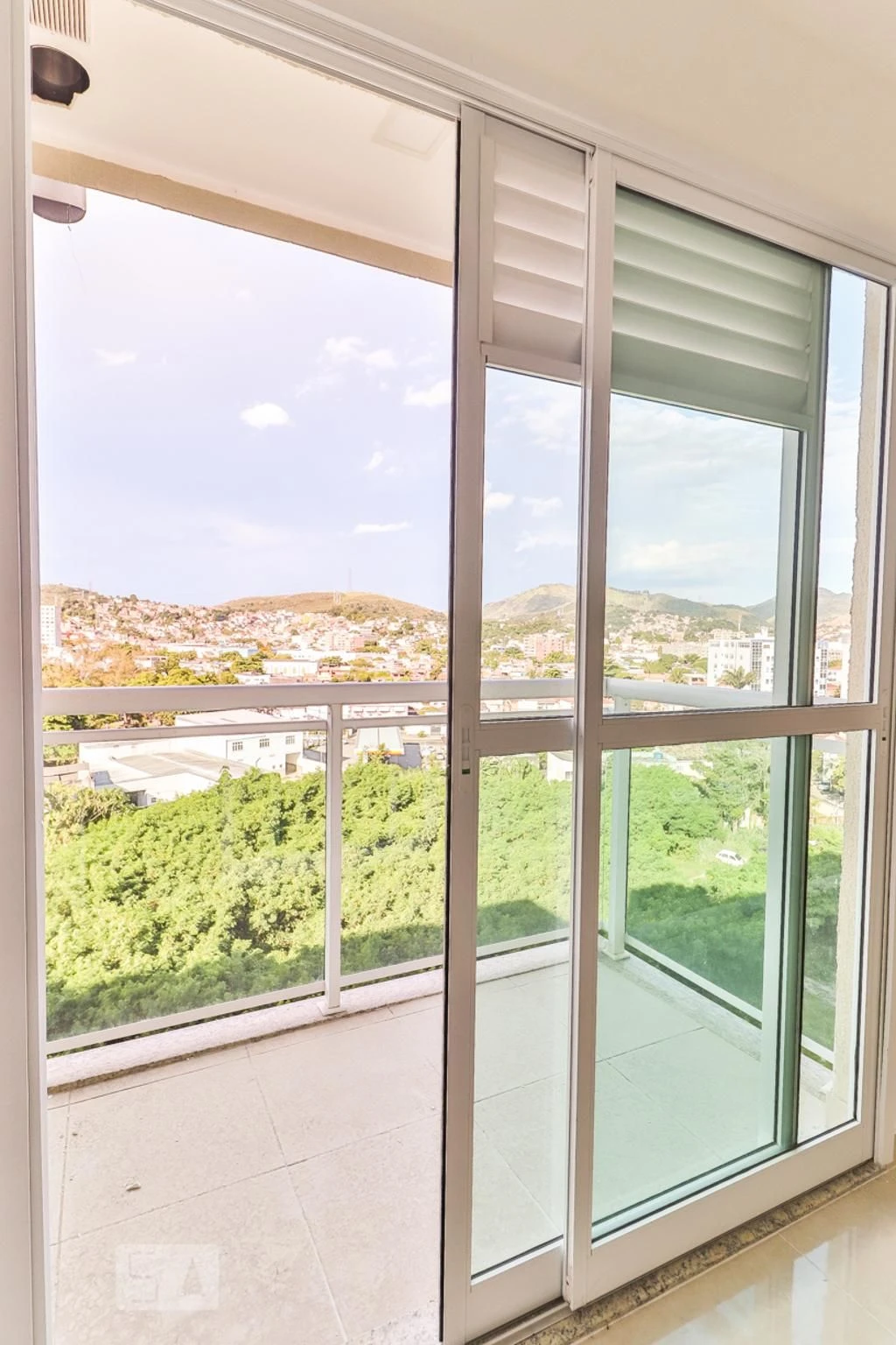 Furnished 1-bedroom apartment with a glassed balcony — photo 9