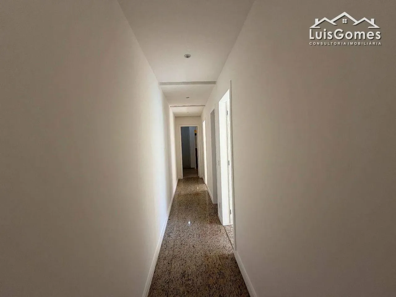 Unfurnished house with 5 bedrooms and 5 bathrooms — photo 13