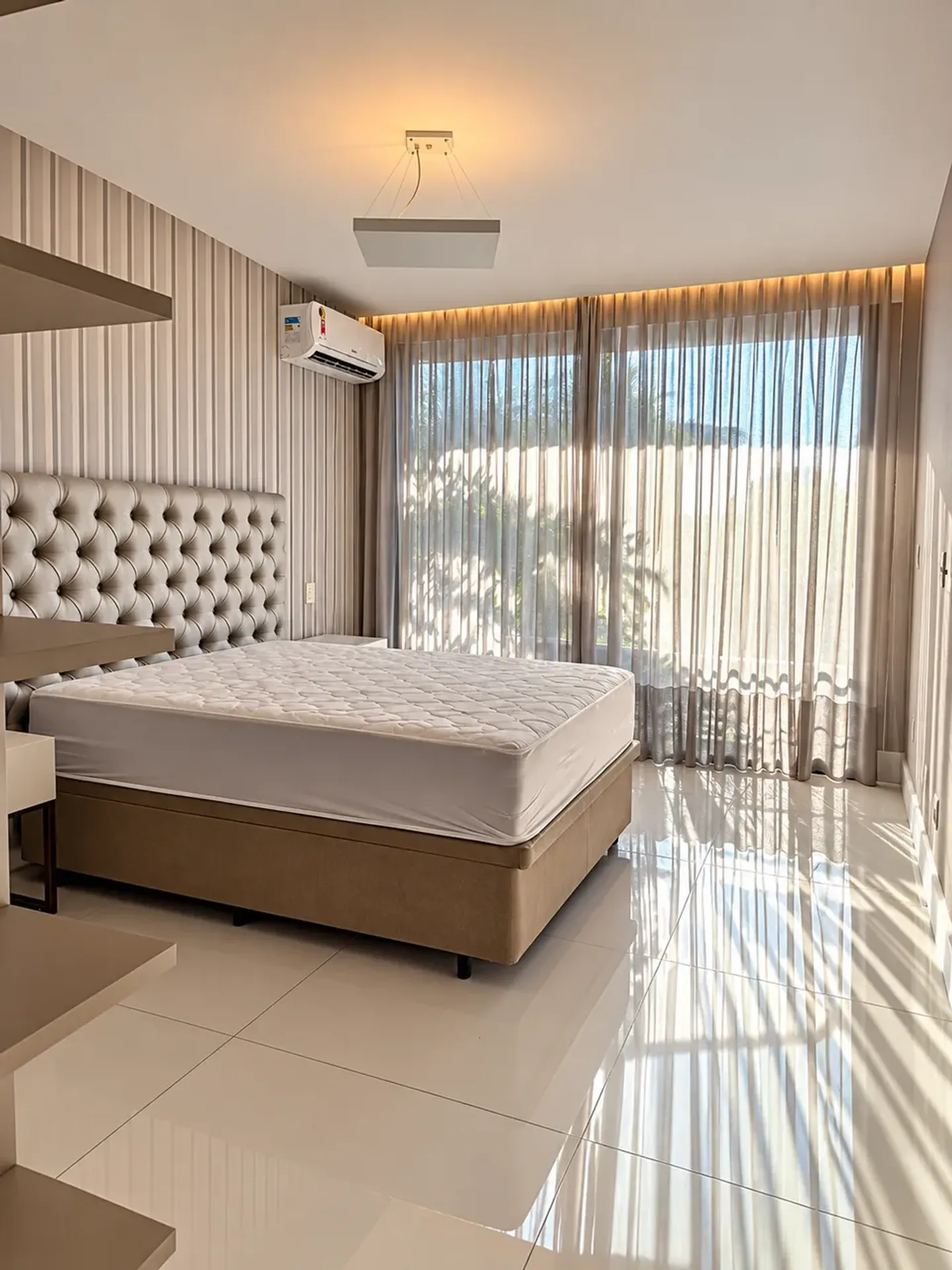 Furnished house, 980 m², with floor-to-ceiling windows — photo 6