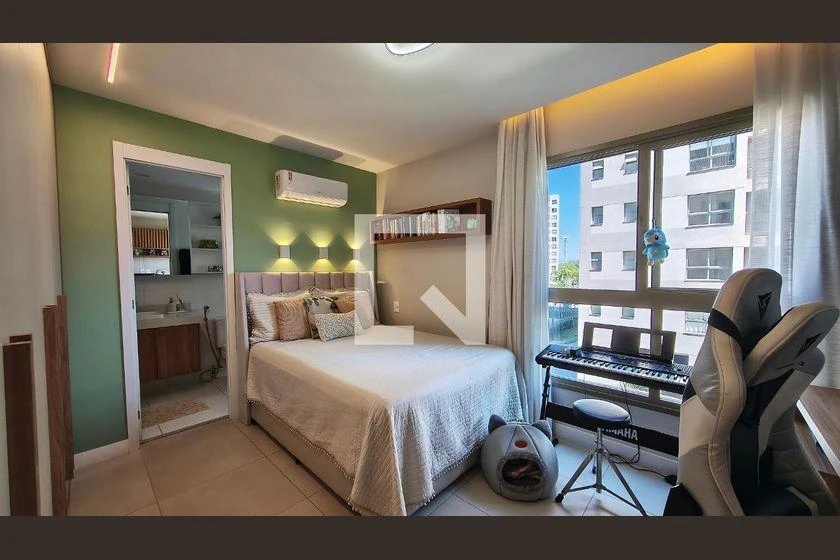 4-bedroom apartment with a glass-enclosed balcony — photo 17