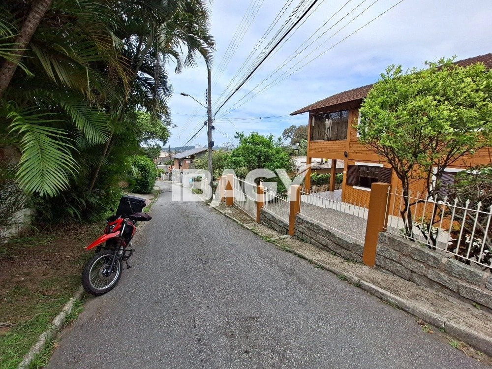 House with 3 bedrooms and a dedicated laundry area — photo 25